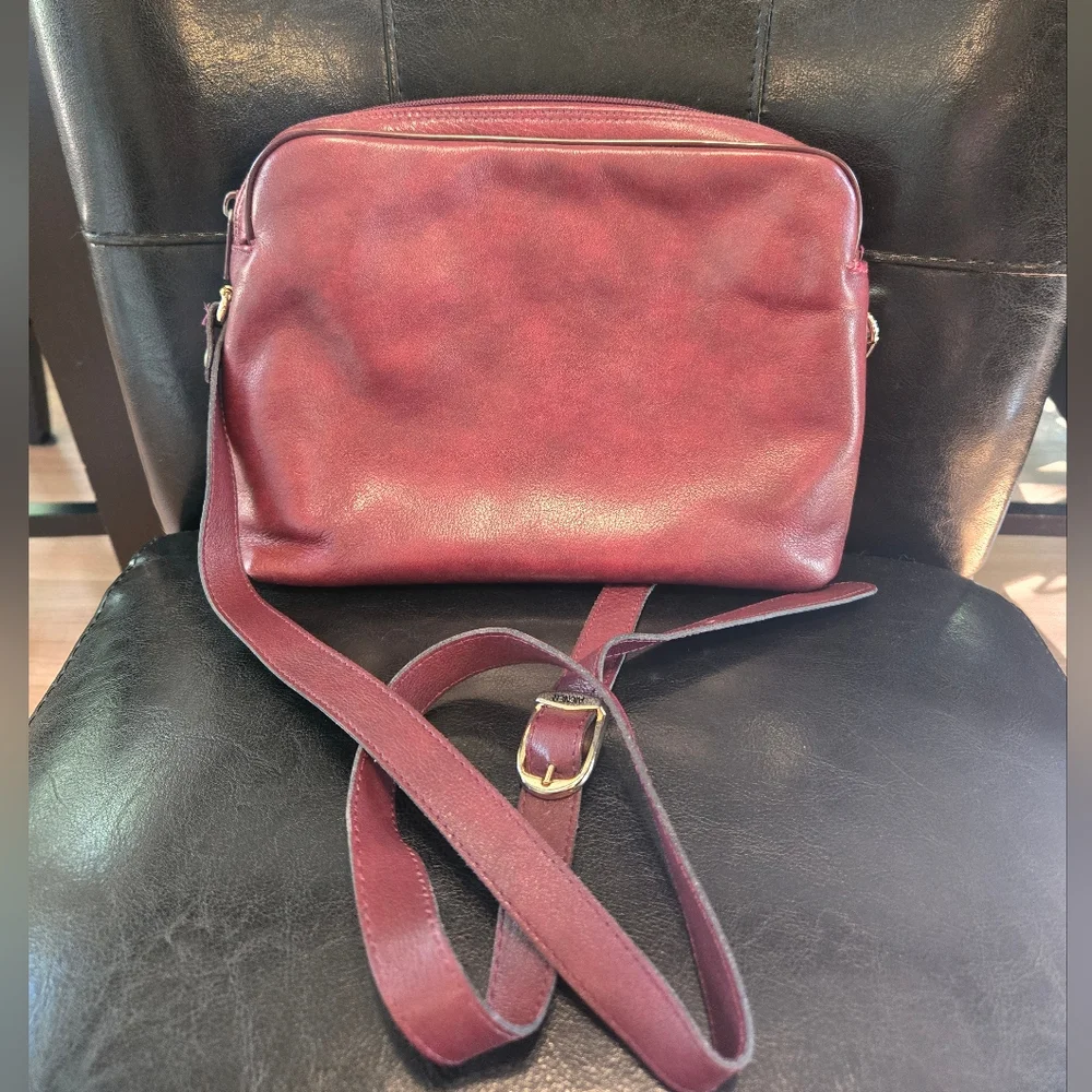 Vintage Etienne Aigner Elegant Burgundy Leather Handbag with Gold Accents - Picture 4 of 8